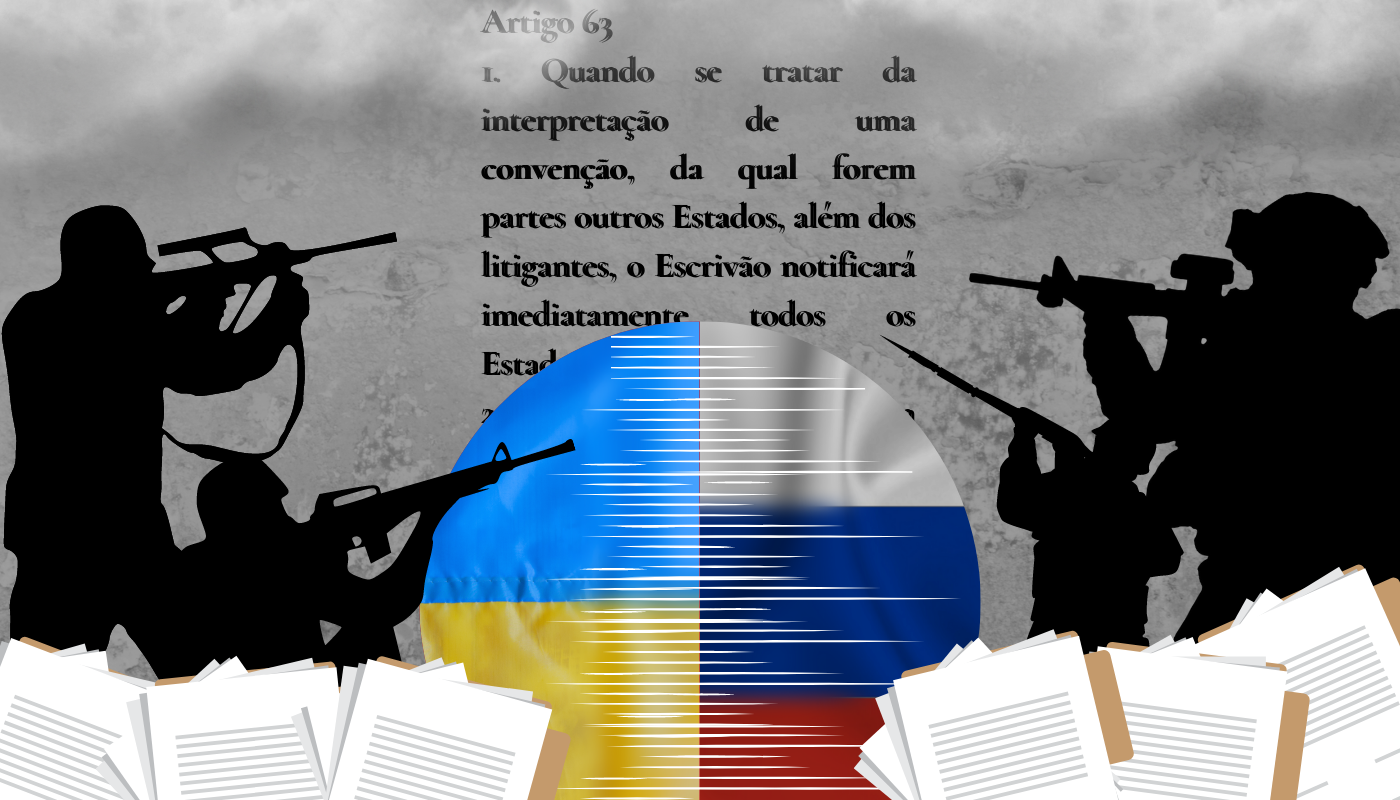 Pessoas seguram armas em volts de uma esfera que mescla as bandeiras da Rússia e da Ucrânia. No fundo, lê-se o artigo 63 do estatuto da Corte Internacional de Justiça.